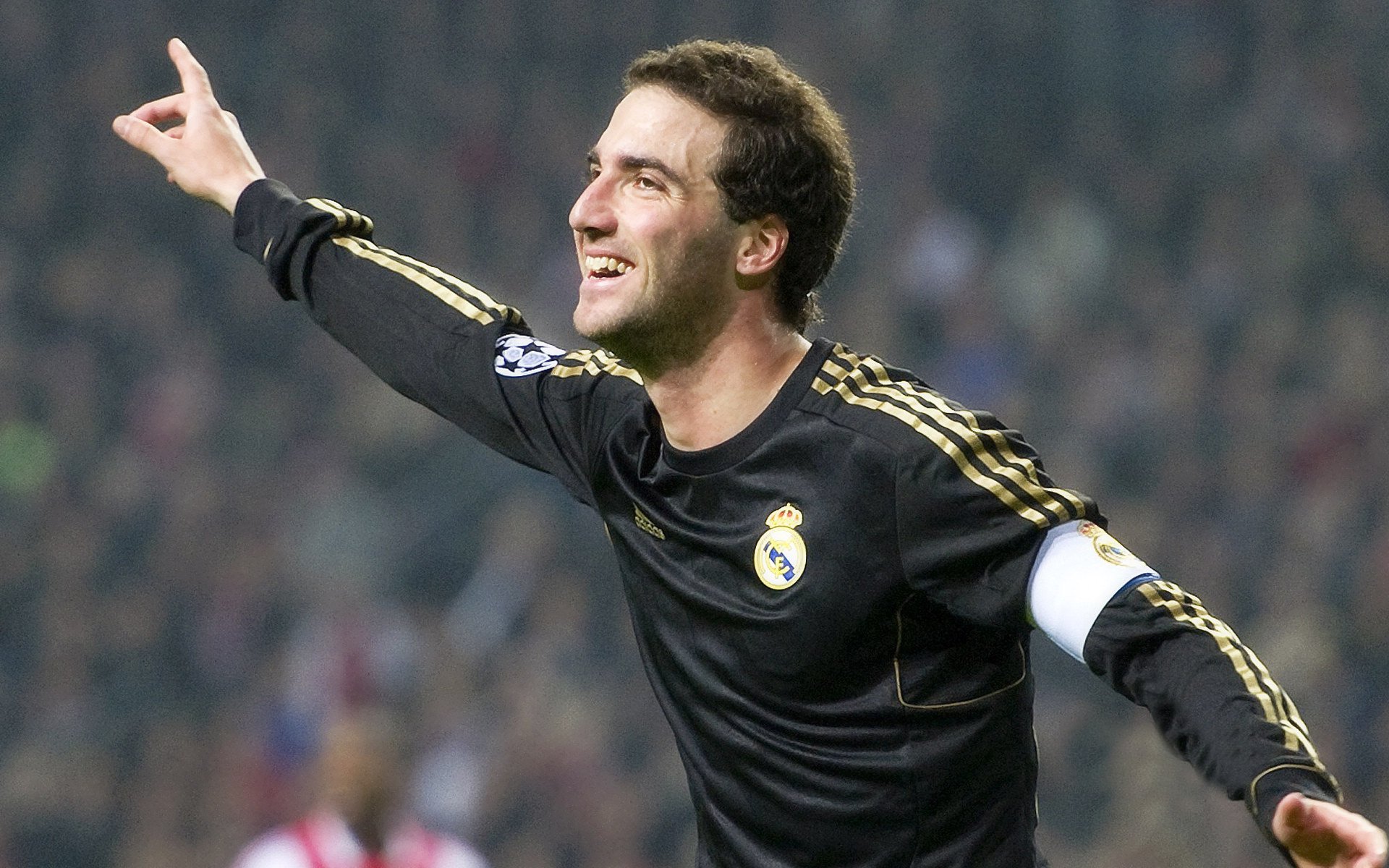 球星在赛场上与对手发生短暂摩擦被迅速平息，球员对球场上所发生的事实问题